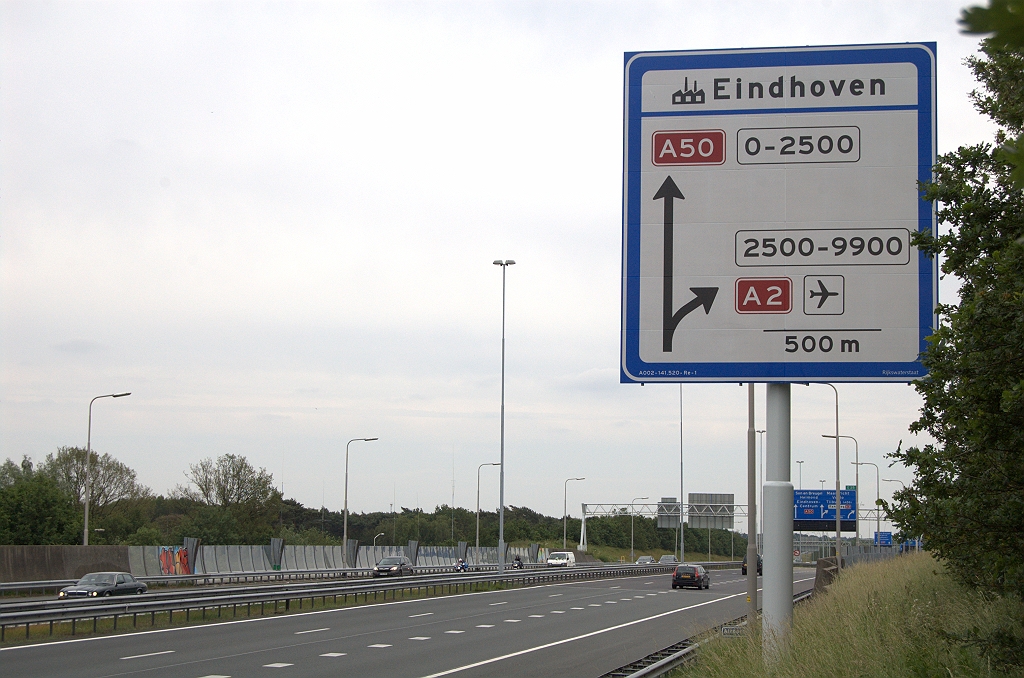 20100613-163546.bmp - Na de  A58  en de  A2 vanuit de richting Maastricht  is dit het derde bedrijvenservicebord dat langs de invalswegen naar de Randweg Eindhoven is geplaatst. Op de A50 is het op een  andere manier opgelost , en op de A67 ontbreken ze nog vanuit beide windrichtingen (maar daar zijn we al even niet geweest).