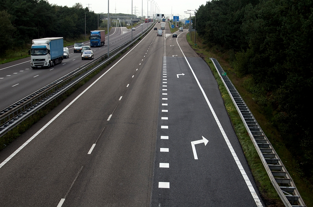 20110913-121514.jpg - Verlenging uitvoegstrook A67 vanuit de richting Venlo naar de rotonde Leenderheide, opengesteld na een afsluitweekend van 9-11 september 2011. In de oorspronkelijke situatie hadden we maar drie rechtsafpijlen op het wegdek.