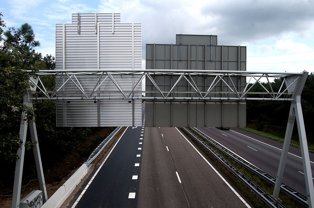 20110913-122204.jpg - Vorige foto kon niet vanaf het optimale punt gemaakt worden wegens deze uitzichtbederver. Aluminium lamellen in het linker paneel, wat er op duidt dat het is vervangen na de oplevering van de nieuwe Randweg Eindhoven in juni 2010.