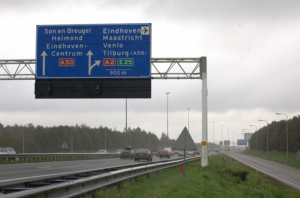 20101016-123928.bmp - Bestaande bord had blauwvlak boven het doel Maastricht, zodat het nu gebruikt is om Eindhoven toe te voegen. Er was nog net plaats voor het vliegveldsymbool. "Randweg A2" op de onderste regel vervangen door een A2 schildje. Dat bespaart ruimte, zodat het E-nummer kon verhuizen van ruiter naar een geintegreerde plek op het bord.  week 201034 