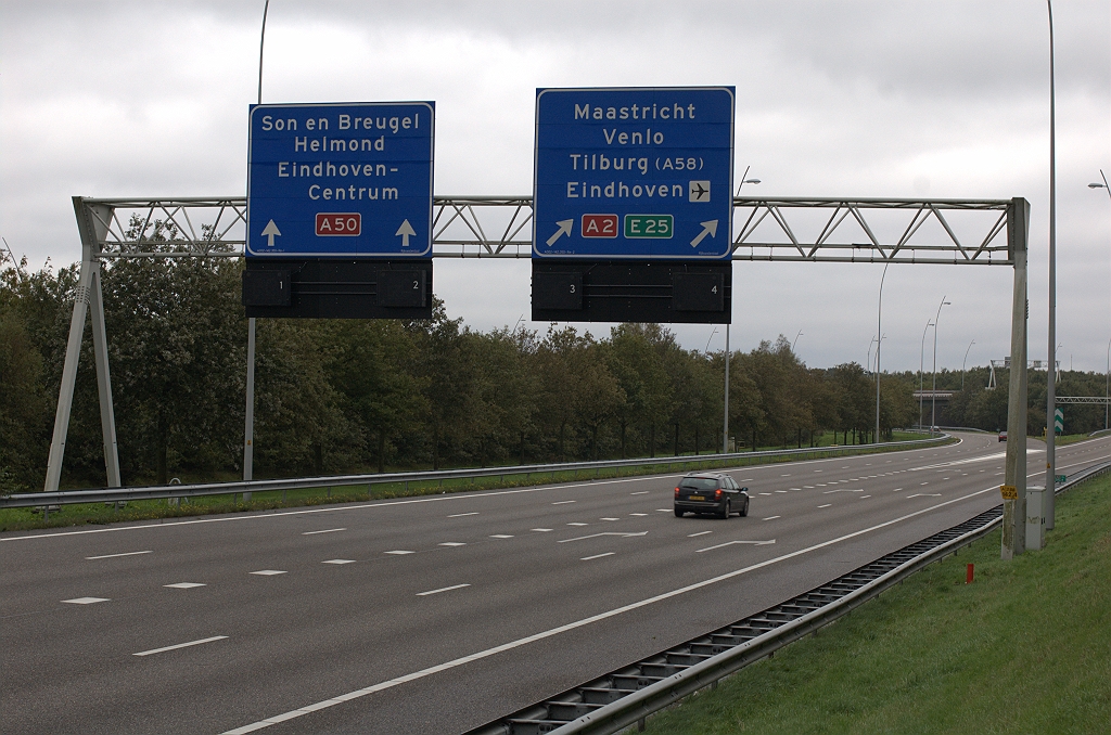 20101016-131836.bmp - Vierde portaal op de A2 in kp. Ekkersweijer vanuit de richting Amsterdam, identiek aan het derde (geen foto). "Randweg A2" op de vierde regel kon hier eenvoudig worden verwisseld voor "Eindhoven". Vervangend A2 schildje past samen met het E-nummer tussen de pijlen. Daar stond voorheen het E25 schildje. Geen ruiterwinst hier.  week 201023 