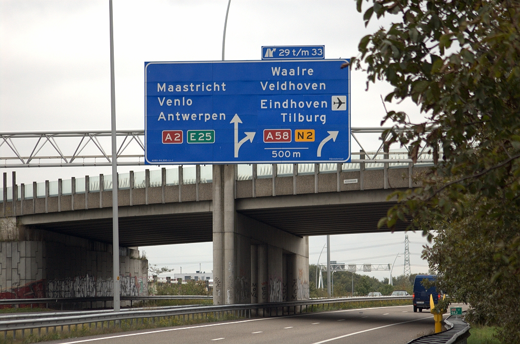 20101016-135146.bmp - Ingrijperende wijzigingen op het einde van de A50 in kp. Ekkersweijer. "Randweg N2" vervangen door "N2", Eindhoven toegevoegd en vliegveldpictogram.  week 200952 