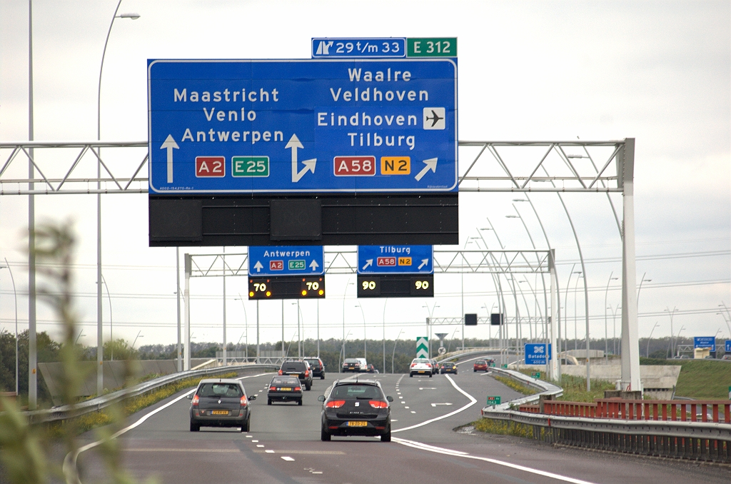 20101016-142008.bmp - Eerste beslisbord bij de A2/N2 divergentie, met het vliegveld weer naast Eindhoven. Jammer dat men niet een tweede exemplaar van de E312 ruiter in de hoogwerker had liggen, zodat we het correcte lettertype hadden gekregen.  week 201015 