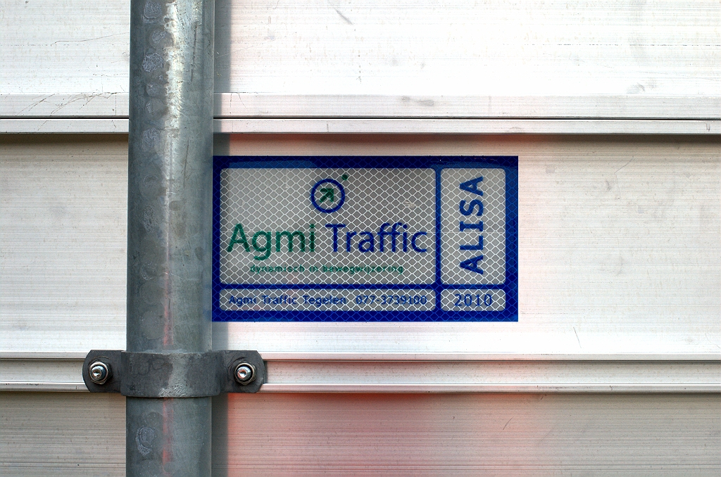 20101017-162633.bmp - De firma Agmi leverde ook alle nieuwe portaalborden in de Randweg Eindhoven, maar die zijn in conventioneel vlak staalplaat uitgevoerd. De twee servicebordjes in de aansluiting Waalre zijn de eerste aluminium exemplaren, als we Ekkersrijt buiten beschouwing laten.