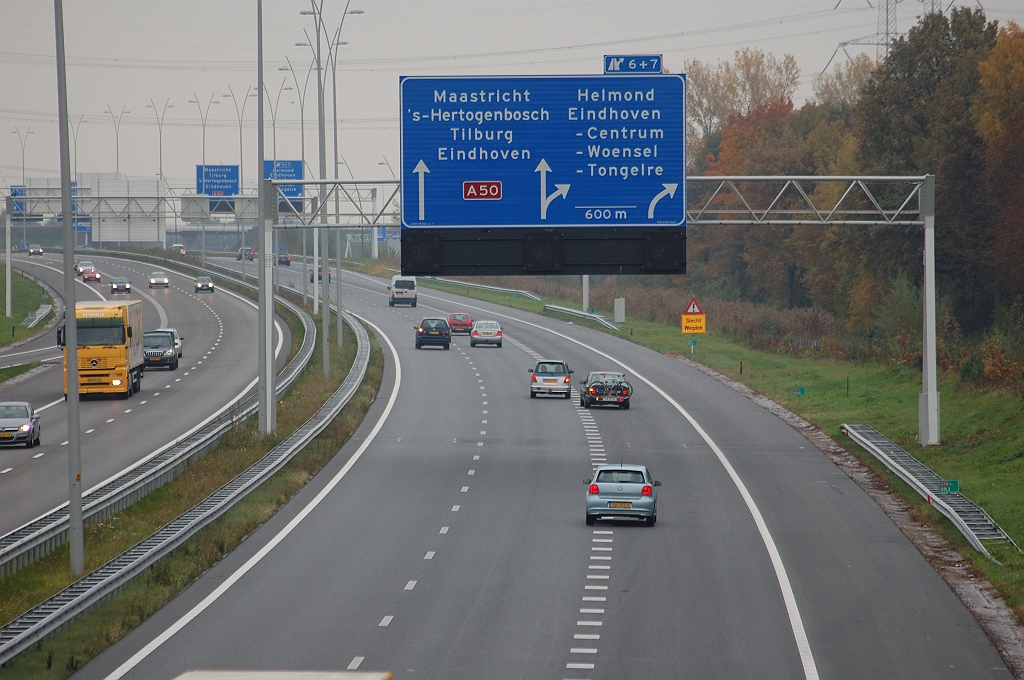 20101030-121116.bmp - Aanpassing van de bewegwijzering in de Randweg Eindhoven is in uitvoering. Als resultaat van onder meer een enquete onder het Digitaal Klantenpanel Noord-Brabant van Rijkswaterstaat wordt nu "Eindhoven" prominenter aangegeven. Tevens verwijdert men de "Randweg A2" en "Randweg N2" schilden, omdat die de weggebruikers weinig zouden zeggen. Op de A50 bij Son en Breugel is dan ook "Randweg A2" aan het zicht onttrokken door overplating met de tekst "Eindhoven". Het is nu dus duidelijk dat men niet enkel via afrit 6/7 en de Kennedylaan in Eindhoven kan geraken.  week 201017 
