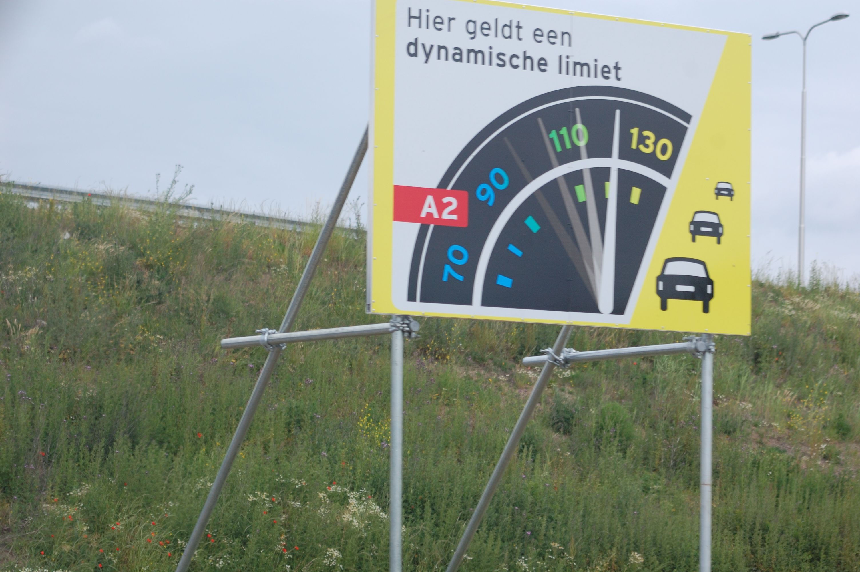 20110528-105214.JPG - Mottobord op de toerit Geldermalsen in de richting Utrecht, enkele dagen voor de start van de proef met dynamische snelheidslimieten tot 130 km/uur.