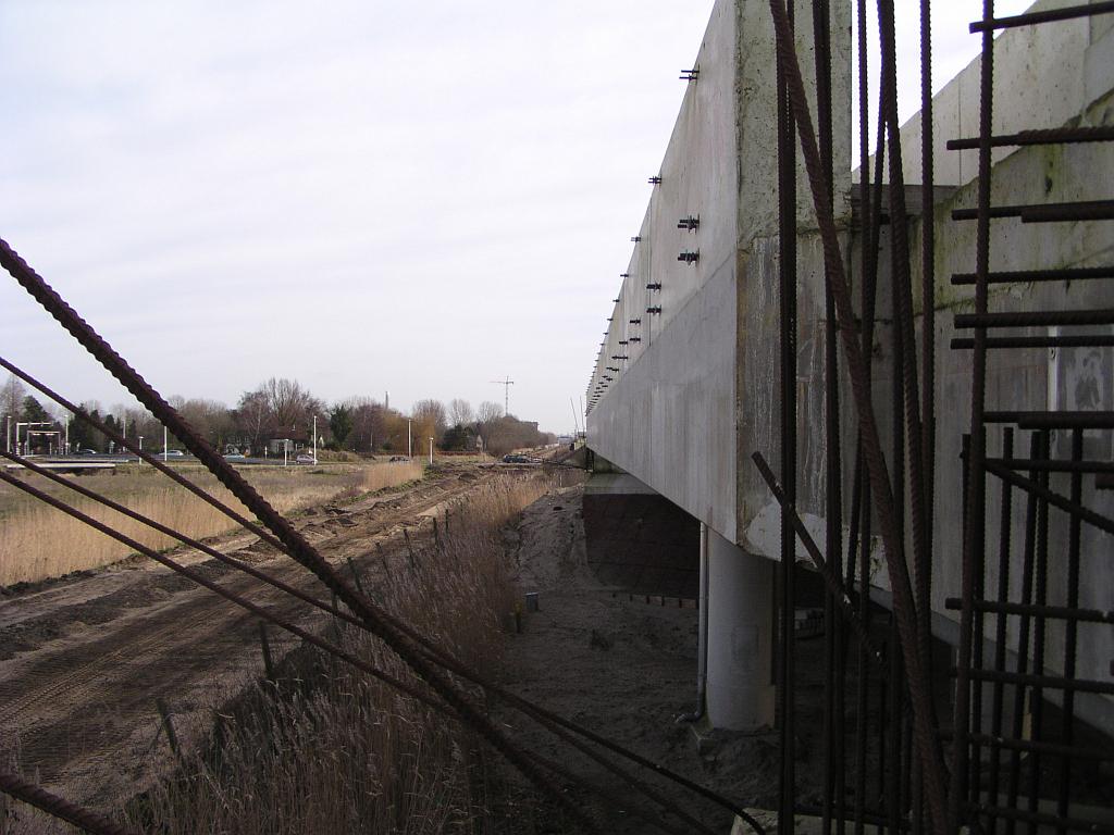 p1260049.jpg - Maar ook het spoorviaduct blijkt toekomstvast te zijn uitgevoerd: uitstekende betonbewapening en draadeinden maken een ongelijkvloerse kruising mogelijk van de A25 en nieuw OV.