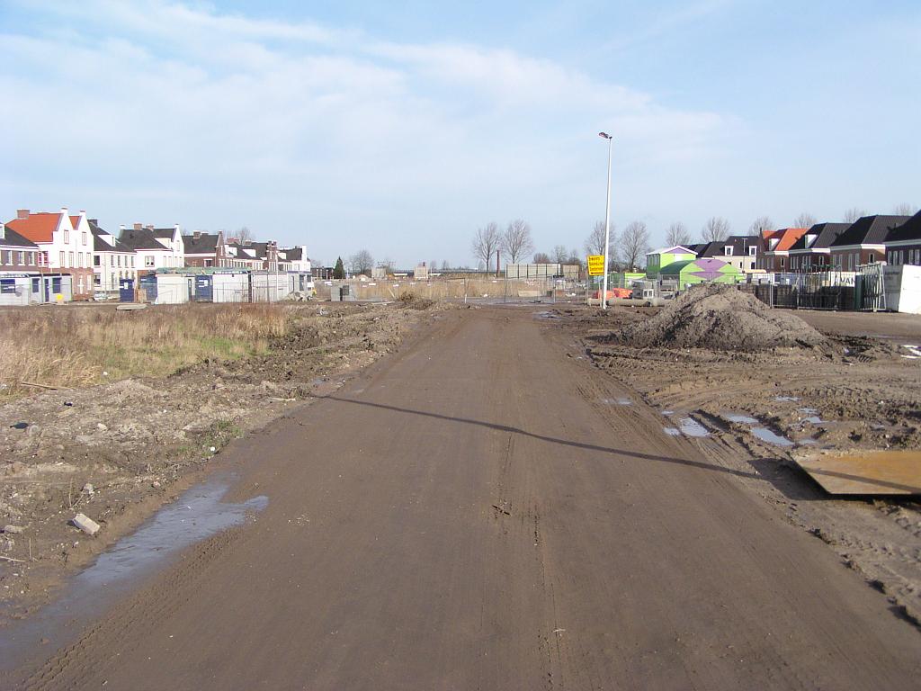 p1260053.jpg - Werkverkeerbaan ten behoeve van woningbouw aan de rechter (oost) zijde kan worden hergebruikt bij de aanleg van de A25.