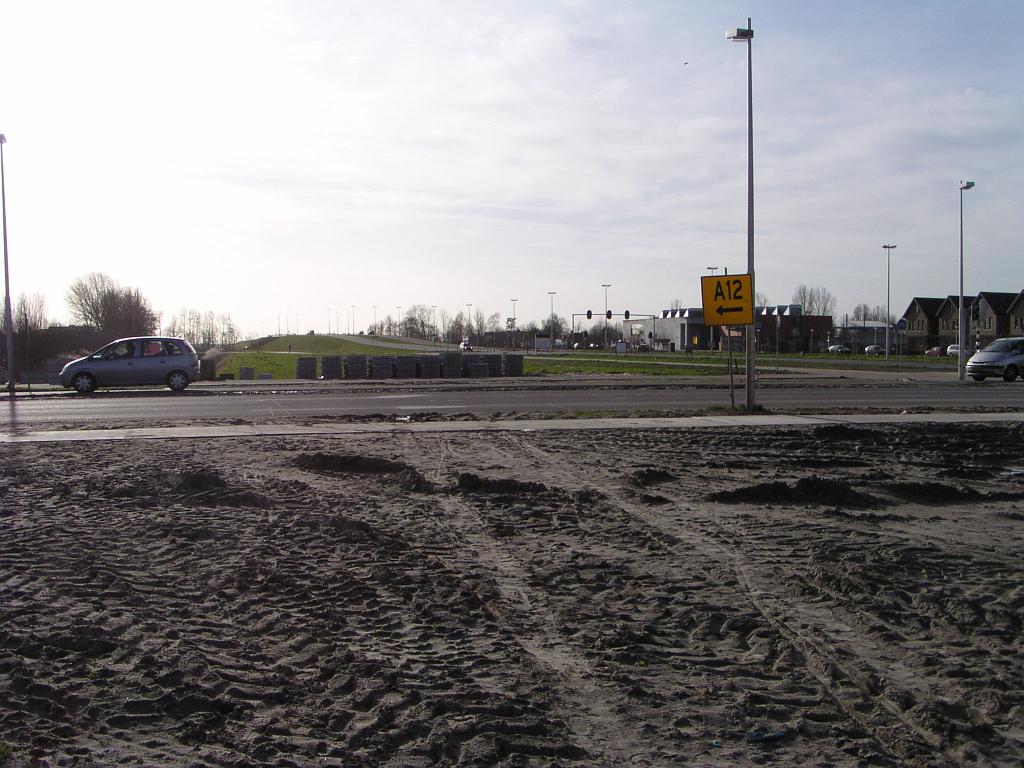 p1260056.jpg - Op de voorgrond de Landschapsbaan, die nu nog gelijkvloers kruist met de 2x2 Veldhuizerweg.