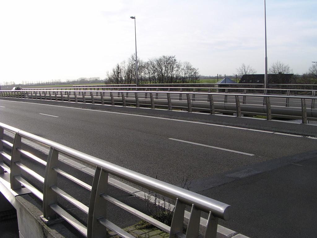 p1260058.jpg - De bruggen in de Veldhuizerweg over het riviertje de Leidse Rijn zijn 2x2 maar zonder vluchtstroken.