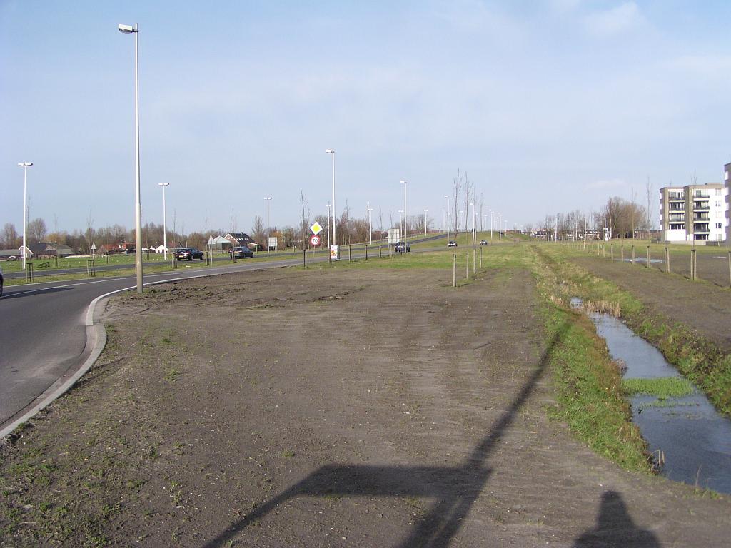 p1260060.jpg - Naar het zuiden gaande is de Veldhuizerweg overgegaan in de N198, hier gezien vanaf de rotonde met de Heldammersingel ter ontsluiting van de wijk Veldhuizen.