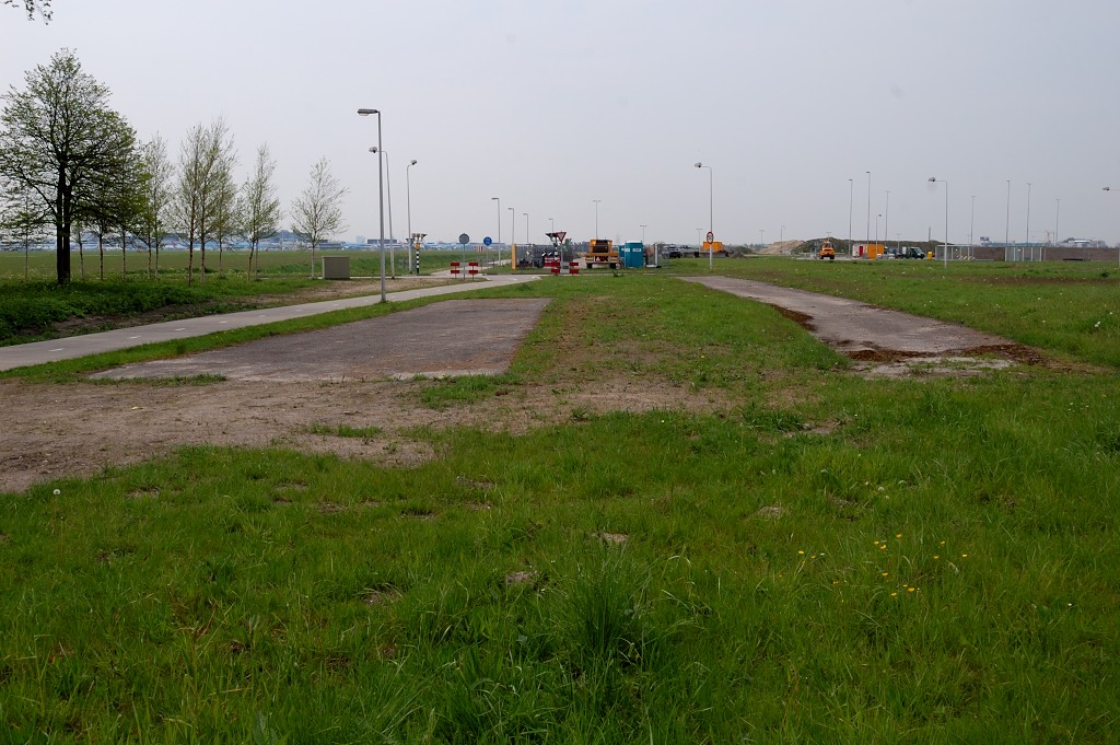 20120502-132212.JPG - Mogelijk resten van de voormalige RW4 tussen de Schipholweg en Schiphol.