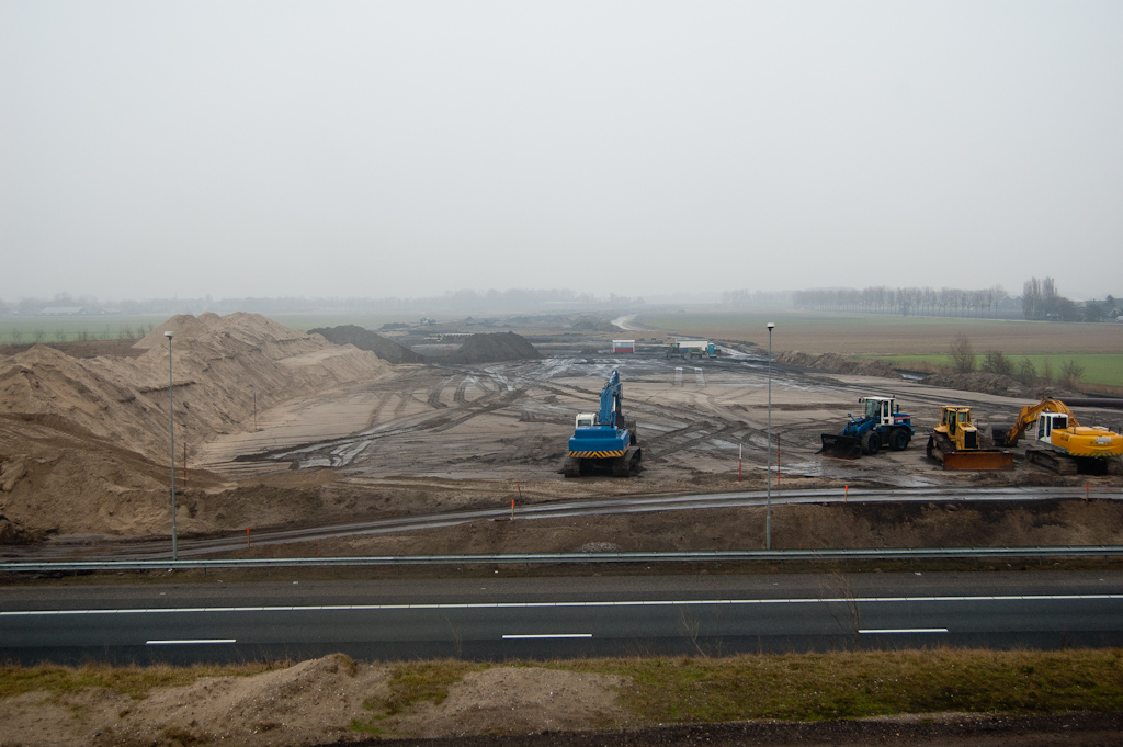 20100123-164341.jpg - "Open einde" aan de noordzijde van kp. Raasdorp. Op de voorgrond de turbineboog in de relatie Den Haag-Haarlem, daarachter beginnende grondwerken voor de doortrekking van de A5 naar de A10.
