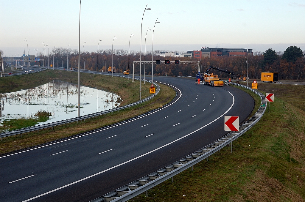 20101120-094252.jpg - KW 4B noordzijde waar de A58 in de richting Tilburg weer terugbuigt naar het oorspronkelijke 1961 trace. Markering verwijderd waar het verdrijfvlak begon in rijstrook 1.