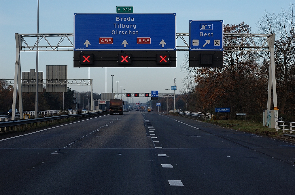 20101120-100815.jpg - Einde van het DZOAB dat in april 2010 werd gedraaid in het Randweg Eindhoven project, en tevens het begin van het enige wegvakje in het huidige project waarin de vluchtstrook wordt ingesnoerd. Het betreft de passage over de direct achter elkaar gelegen viaducten/brug over de Ploegstraat, Beatrixkanaal en de Erica in de aansluiting Best.  week 201039 