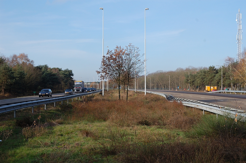 20101120-113106.jpg - De verzorgingsplaatsen Kriekampen en Kloosters zijn gelegen bij een bocht in de A58, waarin de rijbanen plaatselijk gescheiden zijn door een forse middenberm. In de andere bochten in het 1961 trace Eindhoven-Oirschot zien we dit niet.