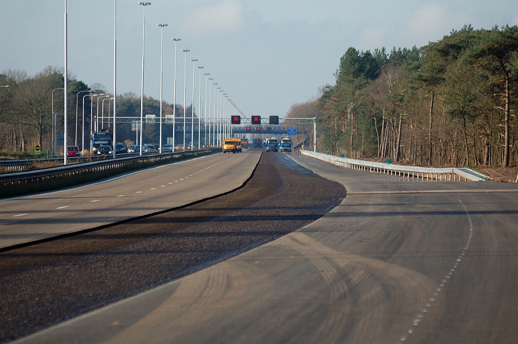 20101120-114410.jpg - Wegvak vzp. Kriekampen-viaduct Eindhovensedijk. In de verte lijkt er weer een verspringing te zitten in het freeswerk.