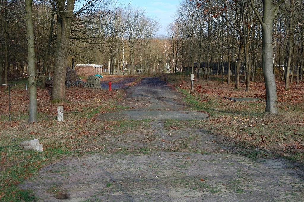20101120-115330.jpg - Mililtaire weg gezien vanaf de A58, door het nu vaste hek heen.
