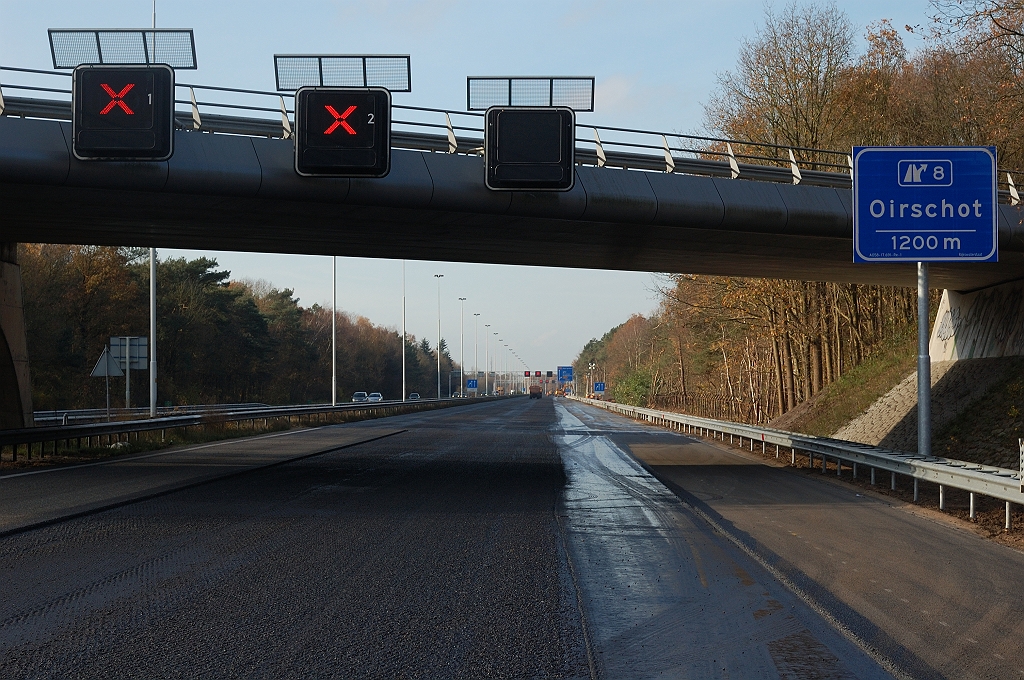 20101120-121325.jpg - Laatste stukje lappendekengebied onder het viaduct Oirschotsedijk. Net ten westen ervan start de rijbaanbrede overlaging met dubbellaags ZOAB.  week 201045 