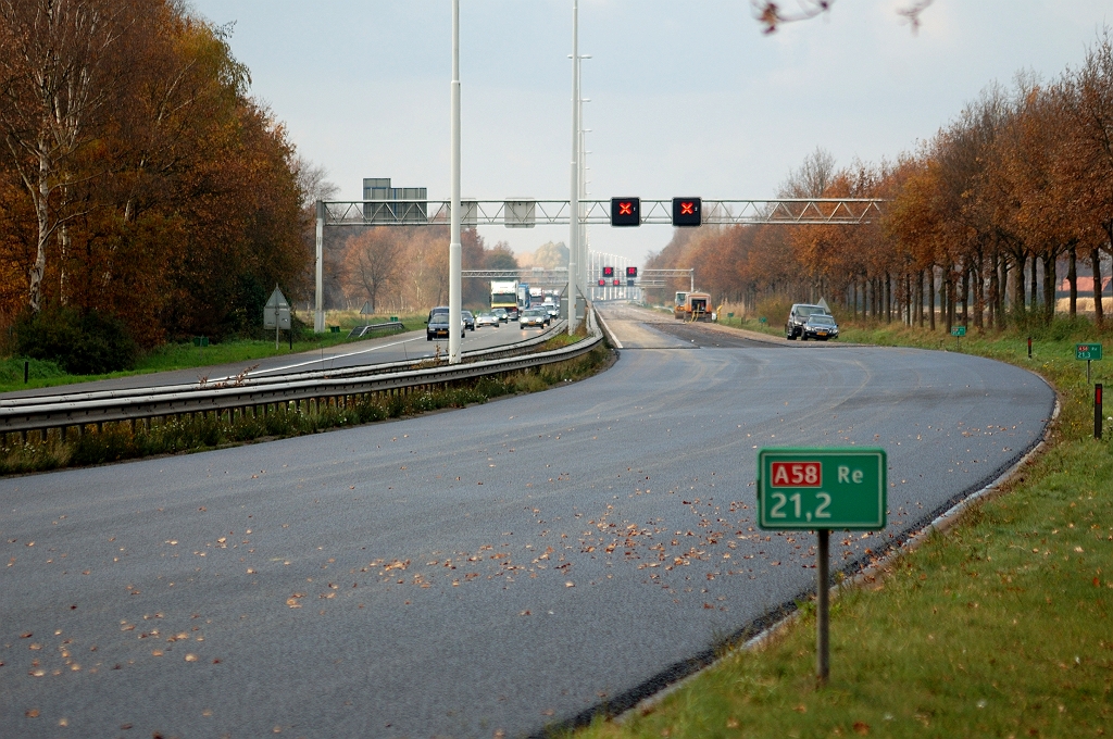 20101120-133943.jpg - Projectgrens bij km 21,4, maar ook ten westen daarvan is een strook gefreesd asfalt zichtbaar. De noodzakelijke afsluiting tot aan de aansluiting Moergestel wordt dus ook benut voor regulier onderhoud.