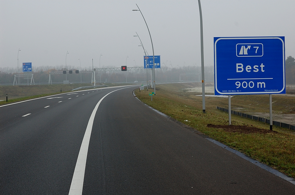 20101121-120833.jpg - Meer nieuwe borden, nu langs de N2 of eigenlijk het verlengde van de A50 uit de richting Nijmegen. Langs het tweestrooks wegvakje volstaat men met een bermbord.