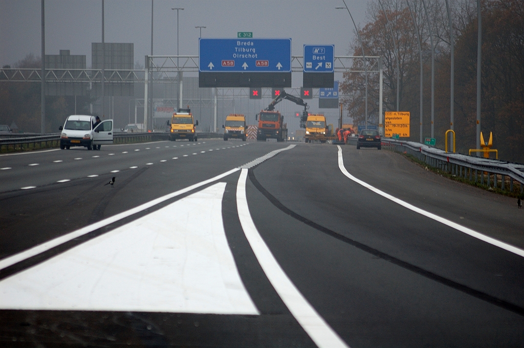 20101121-121806.jpg - De voorheen dubbelbrede vluchtstrook is nu dan ook benut voor de weefstrook tussen de verbindingsweg Nijmegen-Breda en de afrit Best.  week 201015 