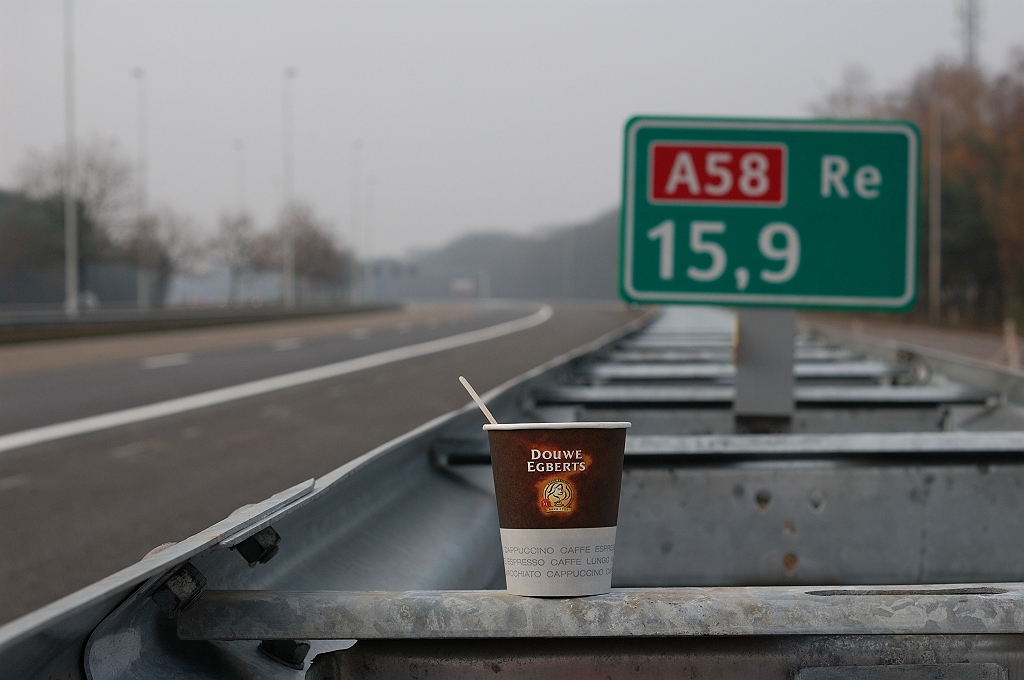 20101121-132835.jpg - De A58 wandelaar had daardoor het genoegen van een kopje koffie in de berm.