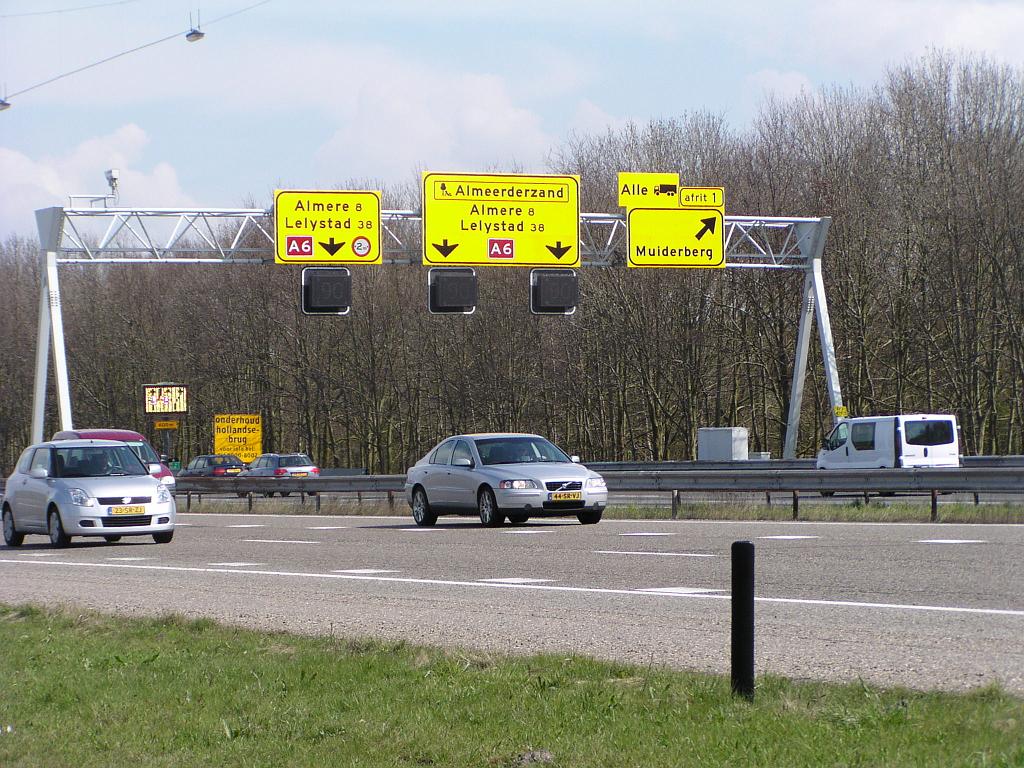 p4070003.jpg - Zelfs gele portaalborden, noodzakelijk vanwege de herschikking van rijstroken op de Hollandse brug.