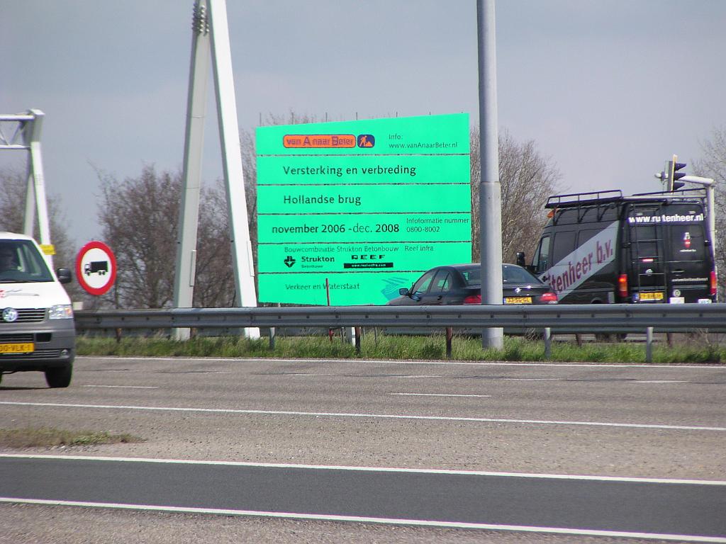 p4070004.jpg - Volgens de laatste berichten gaat de brug op 14 april weer open voor vrachtverkeer in de richting Amsterdam, en in juli voor vrachtverkeer in de richting Almere, maar blijkens dit bouwbord gaat het werk nog langer door.