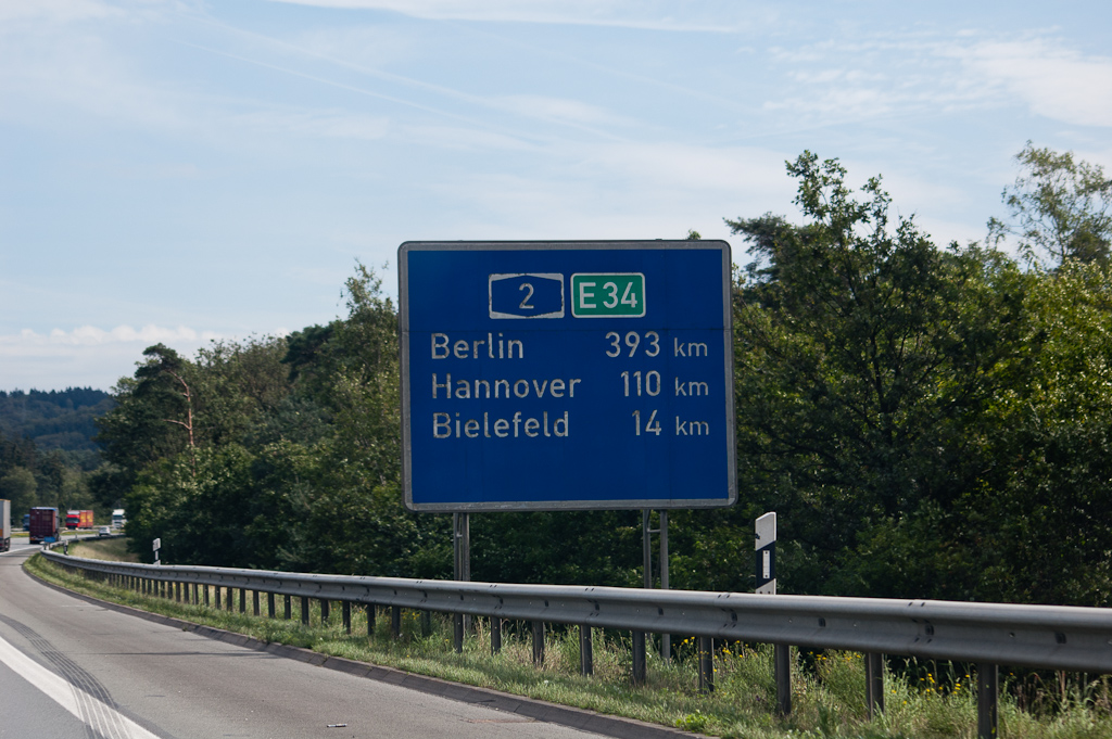 20110811-105030.jpg - Ten oosten van kp. Bielefeld een type geleiderail met bolle profielen. Meestal zien we in Duitsland een hoekig en afgeplat model. De in Nederland gebruikelijke constructie met rails aan beide zijden van de steunen zien we hier echter nergens.