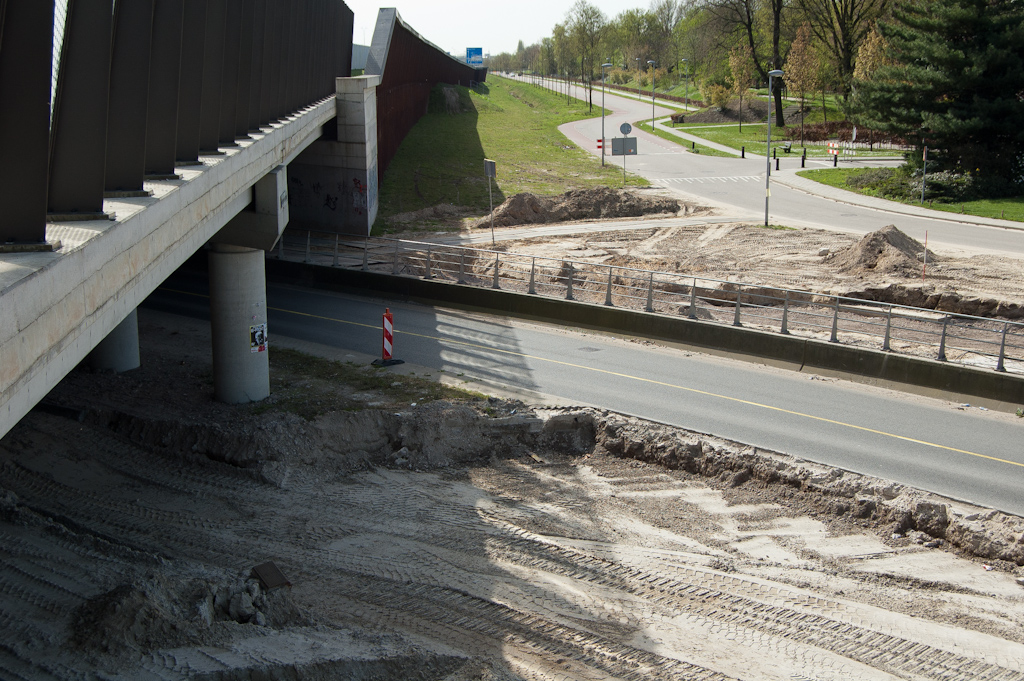 20110410-105957.jpg - Cunet van de noordelijke rijbaan bij het viaduct Meerenakkerweg verruimd, zodat de eerste contouren zichtbaar worden van de linksafbocht naar de toekomstige toerit in de richting Maastricht.