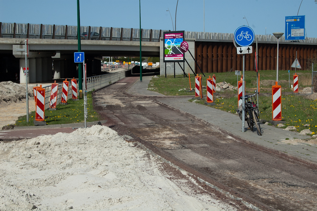 20110410-112103.jpg - En ook hier sloop van fietspaden, niet alleen het nooit-gebruikte deel naar het viaduct toe, maar ook de verbinding naar de Wekkerstraat (rechts).