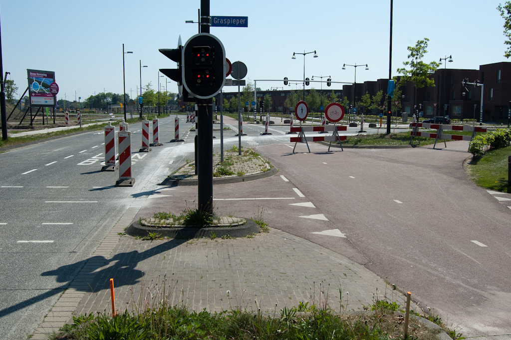 20110425-133125.jpg - Ten behoeve van de aanpassingen zijn er fietspaden afgesloten in de kruising. Misschien dat de werken noodzakelijk zijn voor de aansluiting van het fietsnetwerk op het nieuwe fietspad langs de verlengde Meerhovendreef (links buiten beeld).