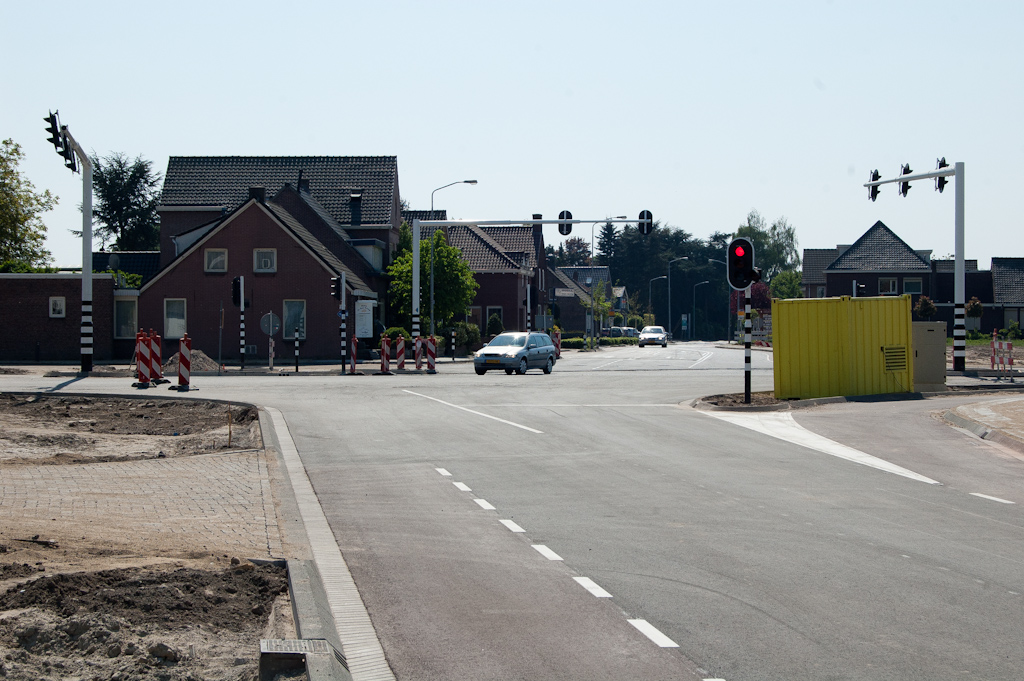 20110425-135954.jpg - Verkeersregelinstallatie compleet in de heraangelegde kruising Beemdstraat-Kruisstraat-Sliffertsestraat (standpunt) zodat alle verkeersrelaties weer mogelijk zijn.  week 201115 