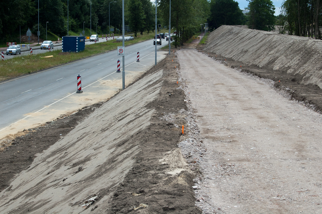 20110522-140823.jpg - Afgewerkt en asfaltgereed talud voor het fietspad naar de hangende rotonde aan de noordzijde van de Heerbaan. Grondwerken gecombineerd met een geluidswal voor de erachter te ontwikkelen nieuwe woonwijk Landhof.