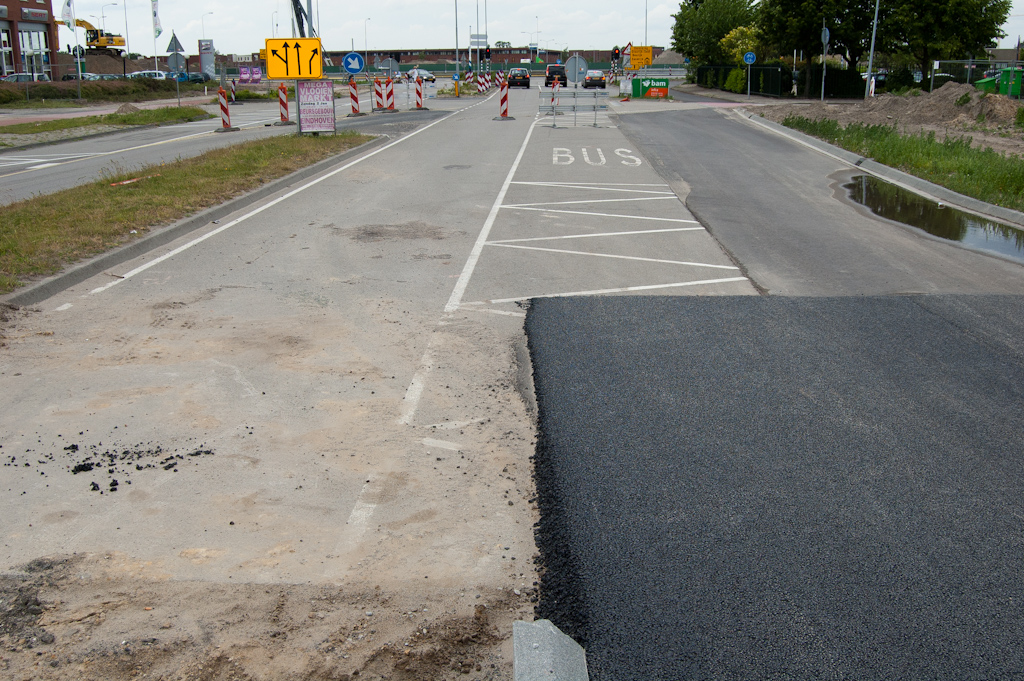 20110522-141937.jpg - In de andere richting, naar de Hovenring toe, is een asfalten hellinkje gerealiseerd naar de bestaande verharding. Het lijkt zo klaar voor de omzetting van het verkeer van zuidelijke (links) naar deze rijbaan.