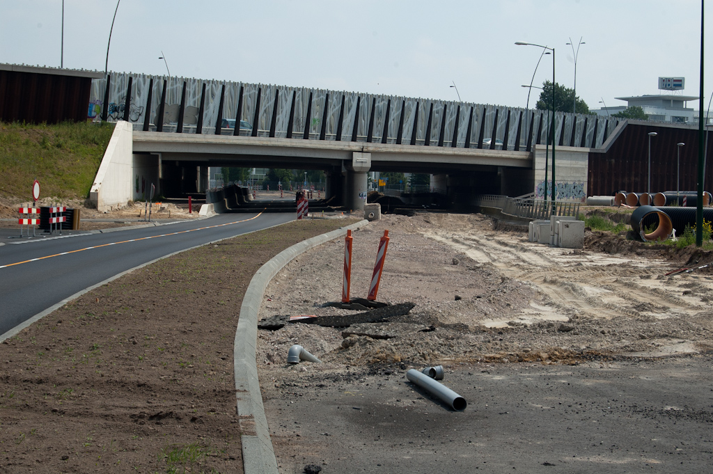 20110605-130252.jpg - Zuidelijke rijbaan geheel verwijderd tot aan het viaduct Meerenakkerweg. Gezien de grote hoeveelheid gereedliggende rioleringselementen gaat het nog wel even duren voordat hier nieuw asfalt kan worden gedraaid.  week 201121 