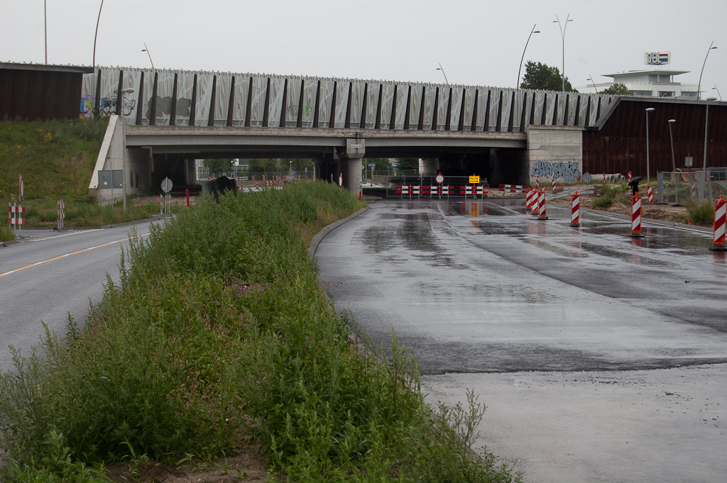 20110724-135330.jpg - In een week lijkt al het ontbrekende asfalt in de zuidelijke Heistraat-rijbaan tot aan het viaduct Meerenakkerweg te zijn aangebracht, behalve de toplaag.  week 201128 