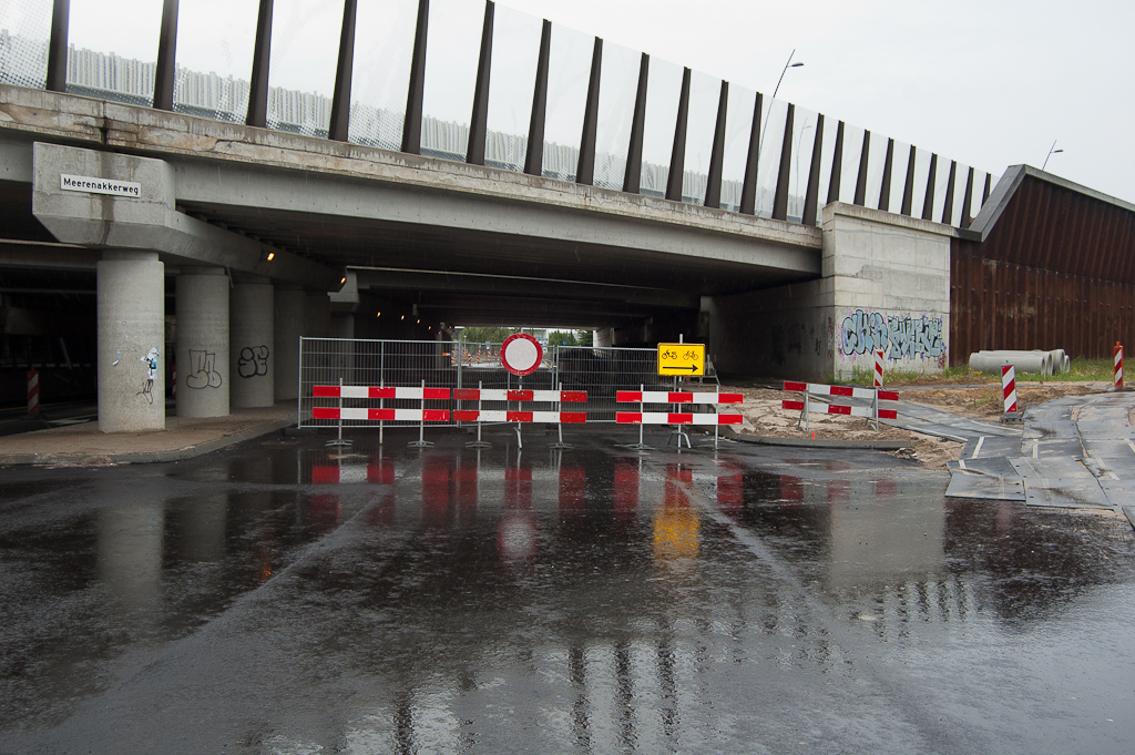 20110724-135521.jpg - Ook de meest linker rijstrook onder het viaduct Meerenakkerweg is gedraaid, maar dat blijkt niet uit de foto.  week 201128 