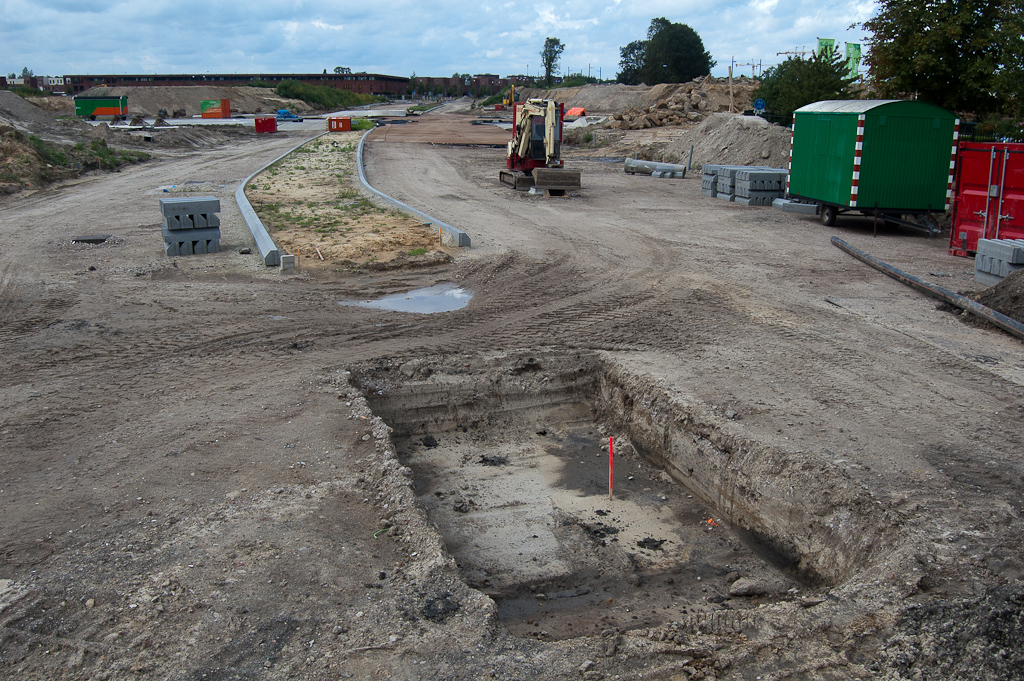 20110828-134639.jpg - Ook in de Heistraat een ontgraving in de middenberm, met piketpaal die roept om nadere inspectie.