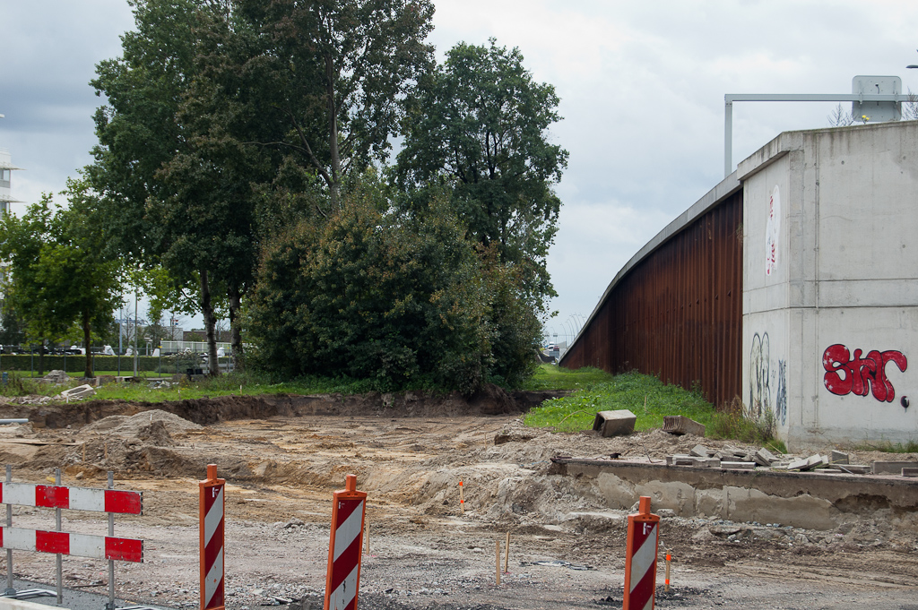 20110911-122335.jpg - ...zodat een gedeelte van het cunet voor de afrit vanuit de richting Maastricht is ontgraven.