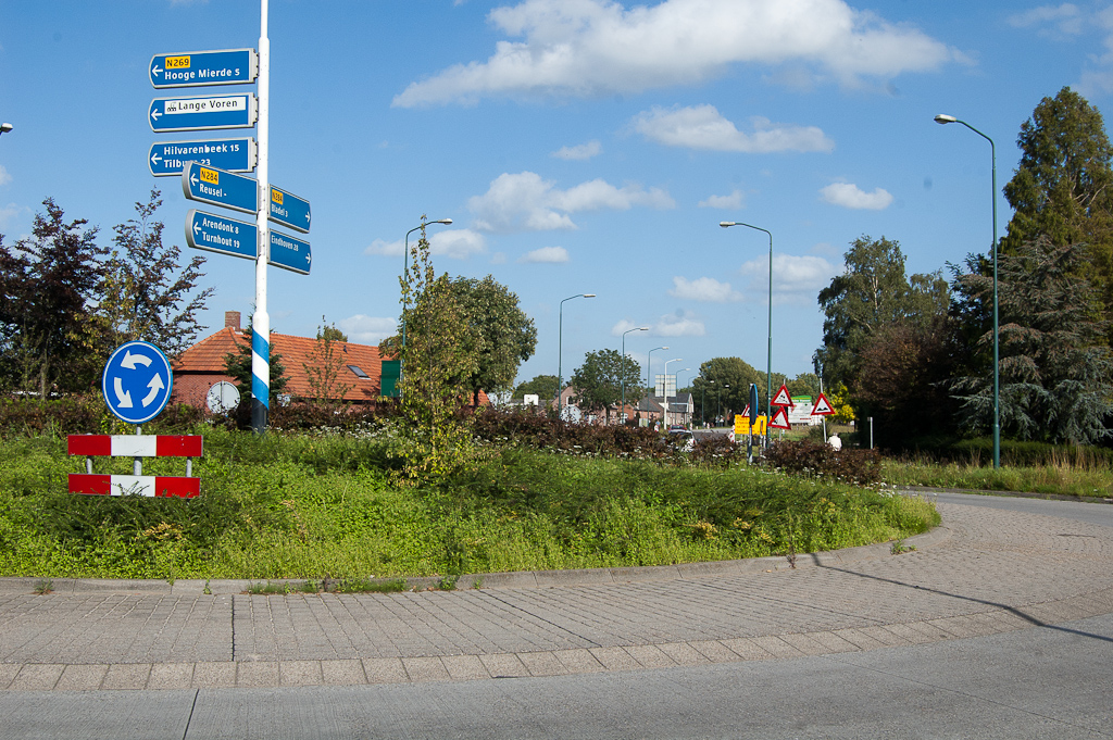 20110913-153329.jpg - Rotonde "de Hoeven" in Reusel heeft een betonnen rijbaan, maar is veel nieuwer dan de originele betonverharding in de N284.