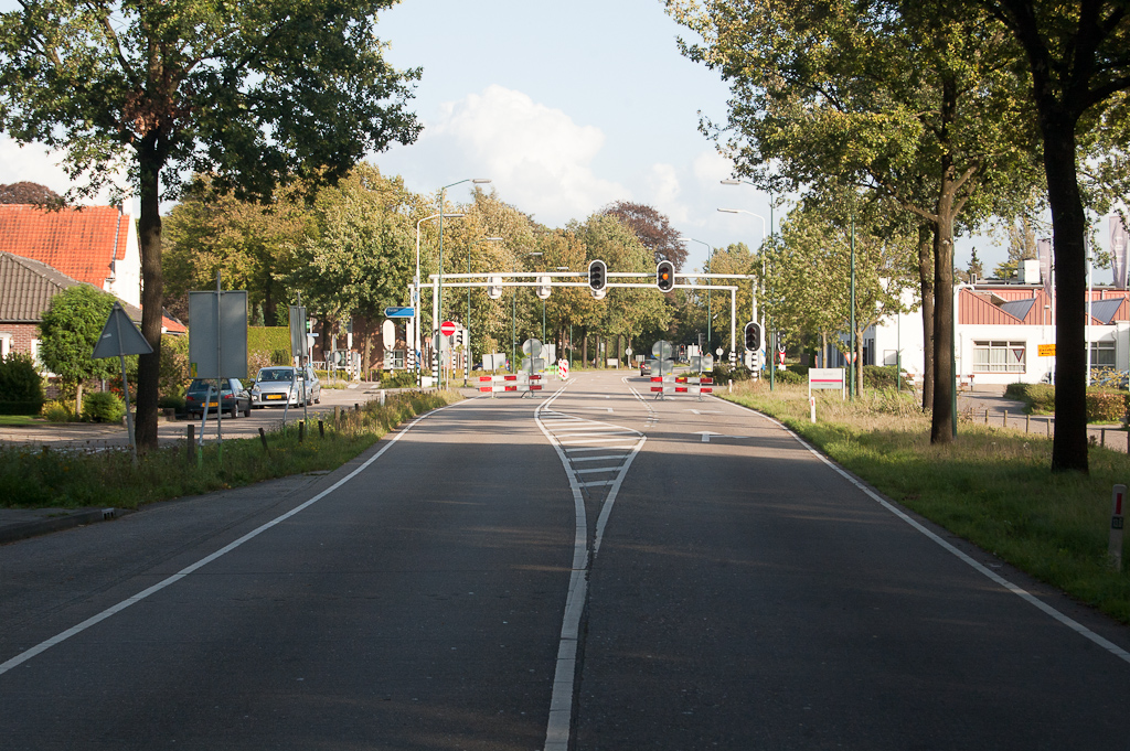 20110913-165514.jpg - Nog ongeschonden ex-N284 betonnen rijbaan tussen het werkvak-einde en de kruising Wolverstraat in Duizel. Het in fasen uit te voeren werk tussen Hapert en Eersel duurt nog voort tot in 2013.