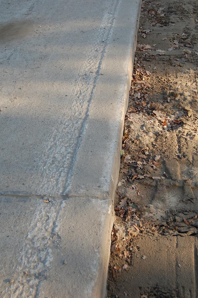 20081023-162140.jpg - Er lijken een soort stoepranden langs de betonplaten te liggen.