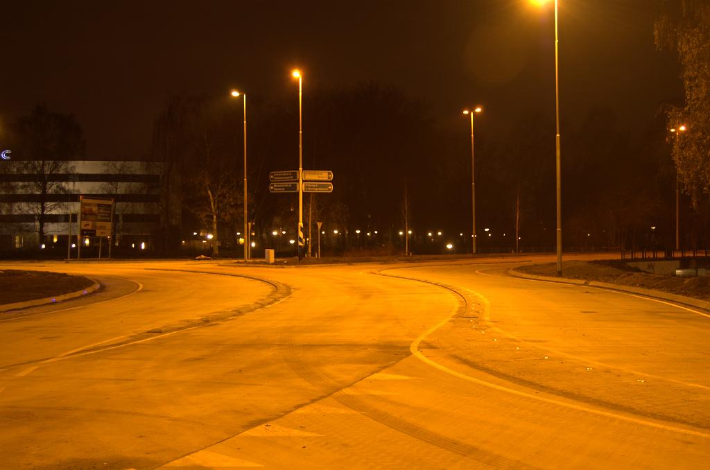 20081211-203920.jpg - Op de meest rechtse rijstrook is er maar 1 keuze: rechtsaf de Tilburgseweg op. De verhoogde rijstrookscheiding heeft bovendien geen onderbrekingen. Effectief is er dus een bypass langs de rotonde gerealiseerd.