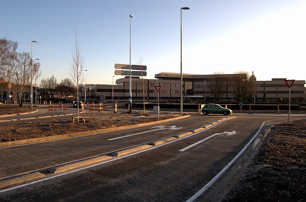 20081213-093704.jpg - Tegelijk met de openstelling van de Tilburgseweg stadinwaarts is ook 1 rijstrook van de vernieuwde rotonde met de Ring in gebruik genomen.