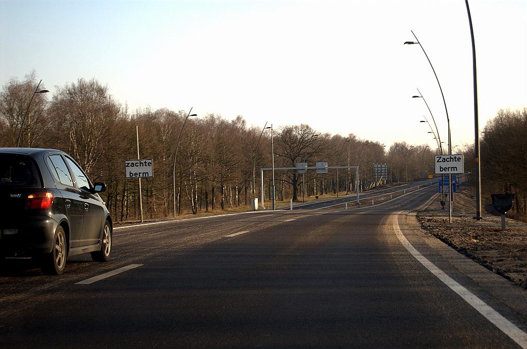 20081213-124335.jpg - Derde deel van de fotoreeks: een ritje over de vernieuwde Tilburgseweg op de dag van openstelling. Witte borden hier waar men geel zou verwachten. (Voor een drive-by impressie van het gedeelte in de aansluiting Strijp zie het  Randweg Eindhoven album ).