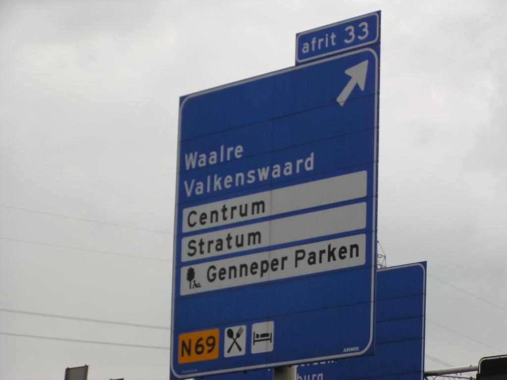 p7020113.jpg - Het  overeenkomstige bestaande bord langs de A67. De doelen "Valkenswaard" en "Centrum", alsmede de N69 ontbreken dus op de nieuwe borden.