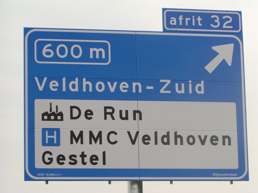 p5220010.jpg - Gezien de foutieve bordnummering (A67 kilometrering) is dit een tijdelijk bord.