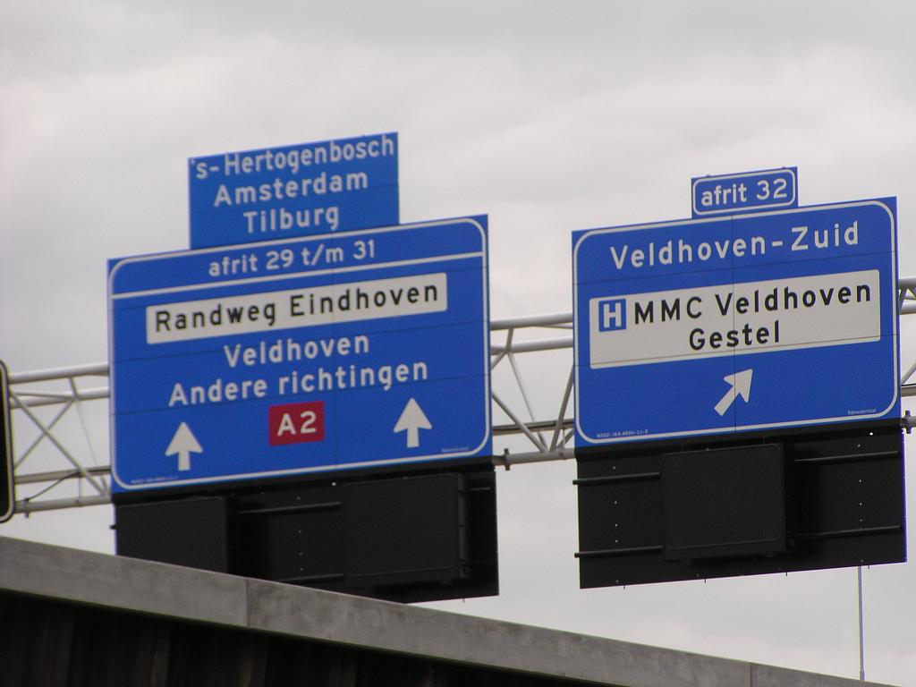 p9160002.jpg - Eerste portaal. De suggestie wordt gewekt dat er maar twee doorgaande rijstroken zijn. Het zijn er echter drie. Boven rijstrook 1 hangt een matrixbord. De configuratie met twee pijlen boven drie rijstroken is consistent met de bestaande (spitsstrook) bewegwijzering.